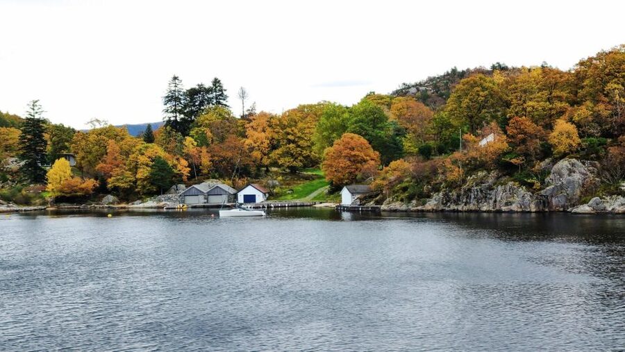 Stavanger: Electric Fjord Cruise to Lysefjord & Preikestolen - Hengjanefossen Waterfall: The Spray-Up-Close Experience