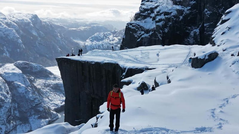 Stavanger: Hiking to world famous Pulpit Rock - Arriving at Pulpit Rock: the plateau moment over the Lysefjord