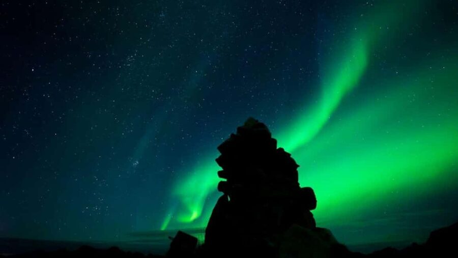 Svolvær: Northern Lights Tour with Hot Drinks & Photos - The Mercedes V-Class experience, with panoramic roof and real breathing room