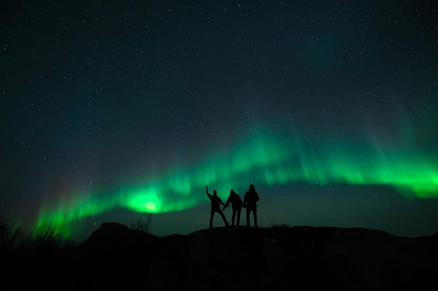 Svolvær: Ultimate Aurora Hunt - Your guides: aurora tracking plus photo coaching, with real people up front