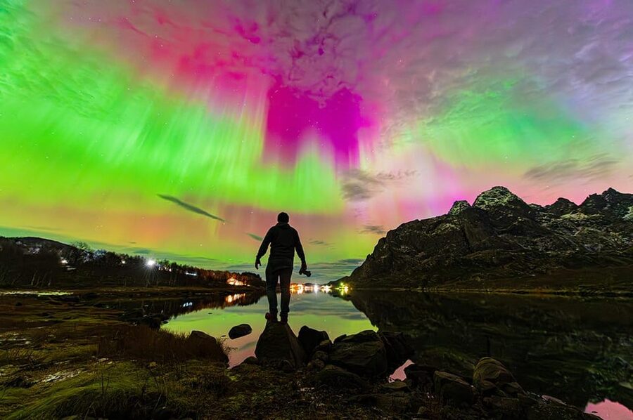 Svolvær: Ultimate Aurora Hunt - The 4-hour flow: meeting outside Svinøya Rorbuer, then moving for clearer sky