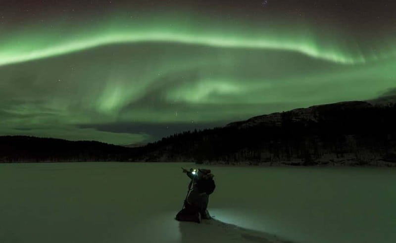 Tromsø: All inclusive Aurora Hunt with photos, food & drinks - The photo stop: tripods, head torches, and real aurora viewing