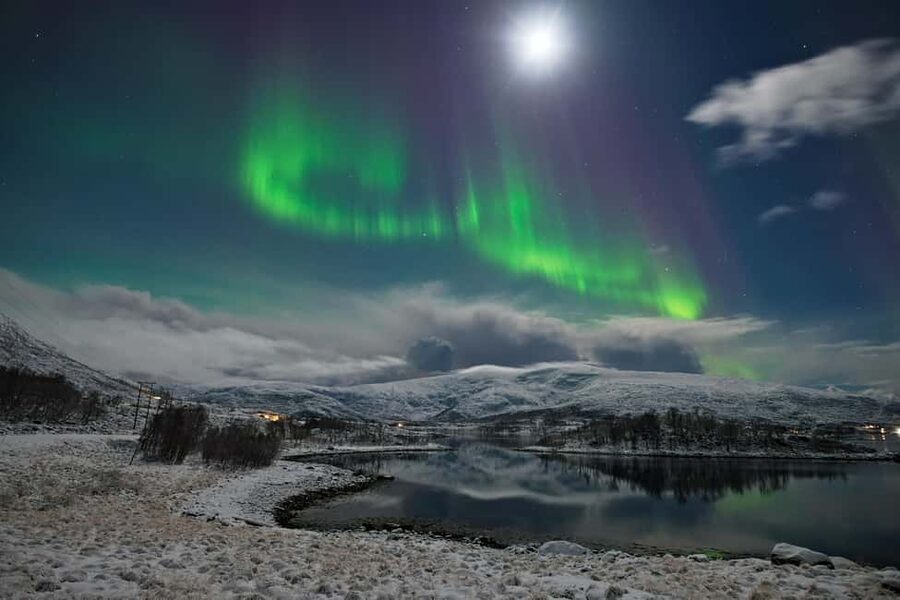 Tromsø: All-Inclusive Northern Lights Hunt - Campfire warmth: stew, warm drinks, and the waiting part