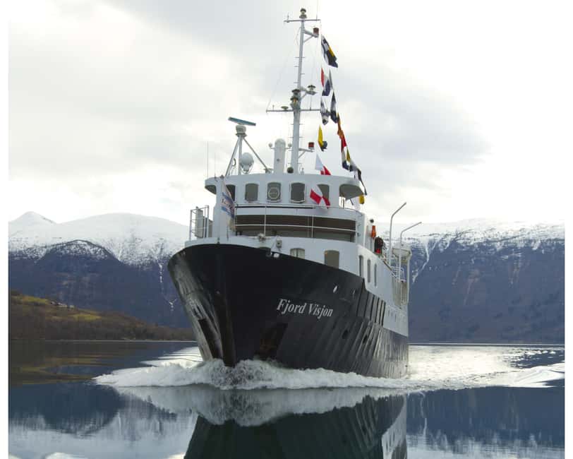 Tromsø: Classic arctic fjord cruise with lite lunch - Sailing toward the Lyngen Alps in Balsfjorden, the views you should expect