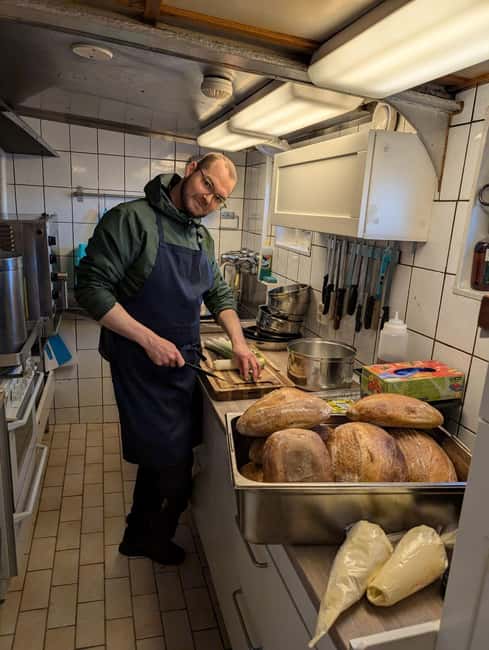 Tromsø: Classic arctic fjord cruise with lite lunch - Arctic navigation and lifestyle stories, why they matter