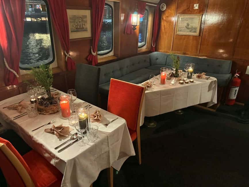 Tromsø: Classic arctic fjord cruise with lite lunch - Wildlife sightings and when you should look up