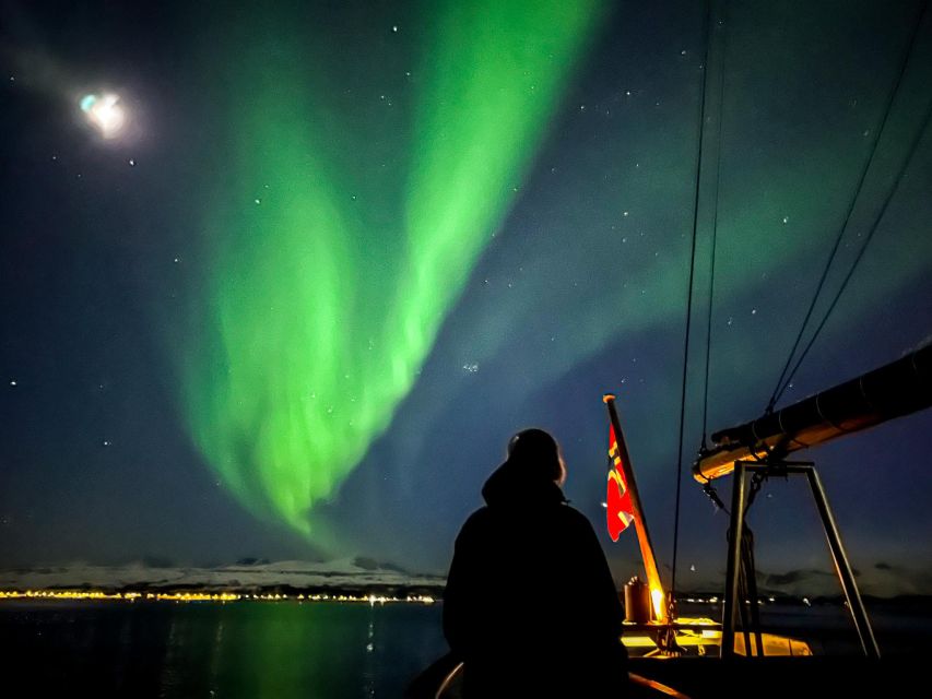 Tromso: Luxury Northern Lights Cruise with Hot Tub & Dinner - Dress smart for Tromsø winter, not just for photos
