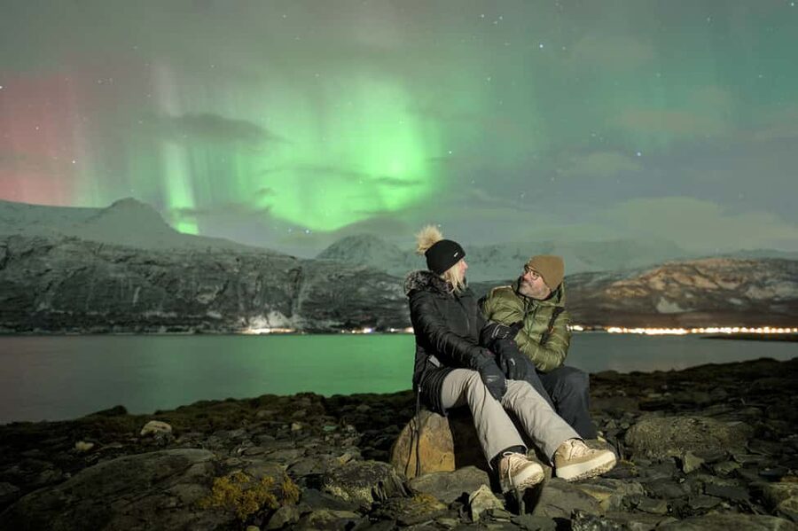 Tromsø: Northern Lights Hunt with a Professional Photographer in Spanish - Minibus Comfort and the Real Value of a Small Group Chase