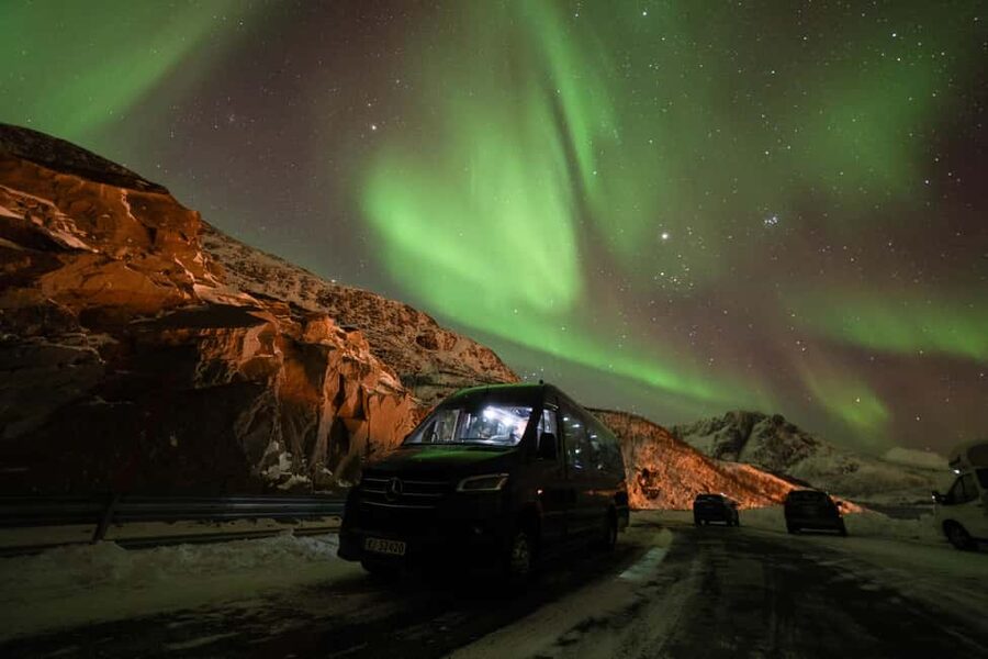 Tromsø: Northern Lights Minibus Tour with Local Experts - Thermal suits, hot drinks, and what they feed you while you wait