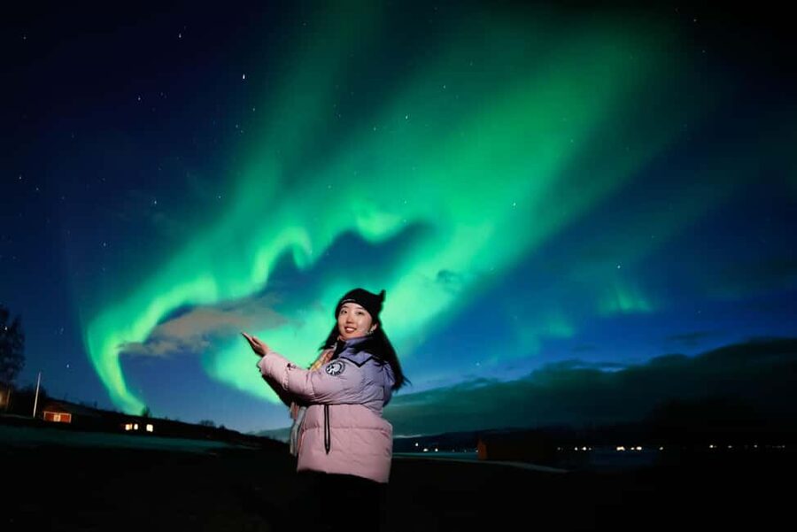 Tromsø: Northern Lights Pioneer Tour with Photos Included - Bonfire Breaks, Hot Chocolate, and Aurora Stories That Keep You Warm
