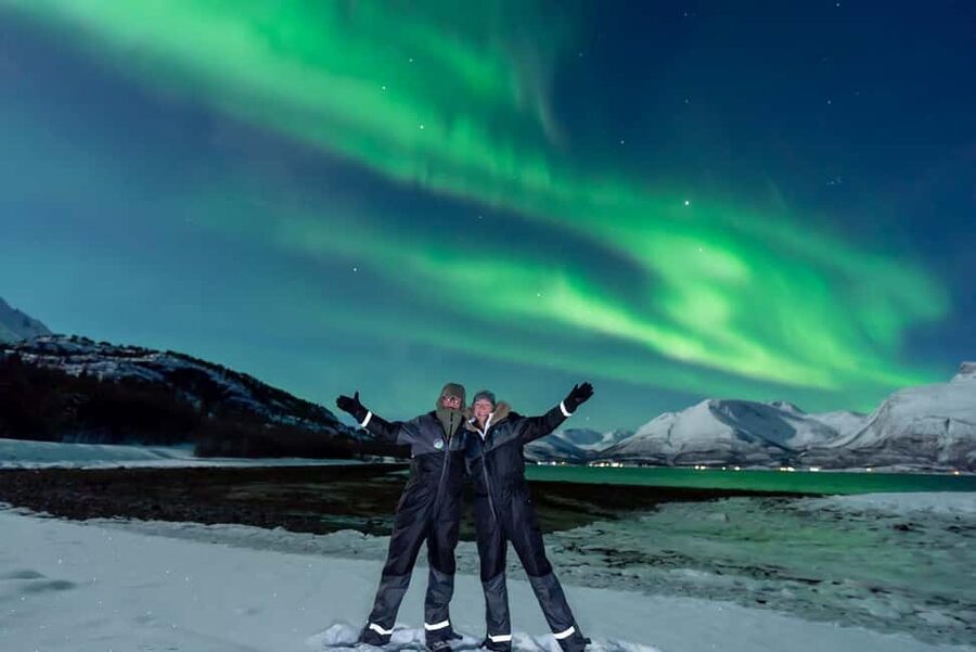 Tromsø: Northern Lights Tour with Photos, Hot Meal & Drinks - The minibus ride: comfort, heated toilet access, and a live sky feed