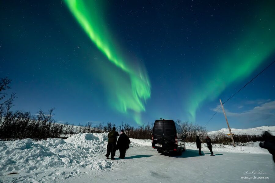 Tromsø: Northern Lights Tour with Photos, Hot Meal & Drinks - The pro photo package: why it changes the value of the tour