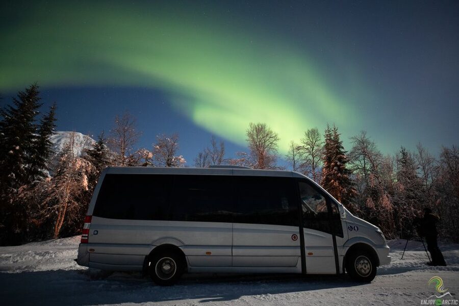 Tromsø: Northern Lights Trip with Campfire and Snacks - Campfire Warmth, Crispbread, and Carrot Cake Between Sky Checks